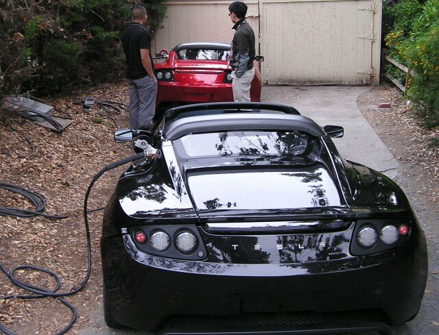 Tesla-Roadsters-recharging